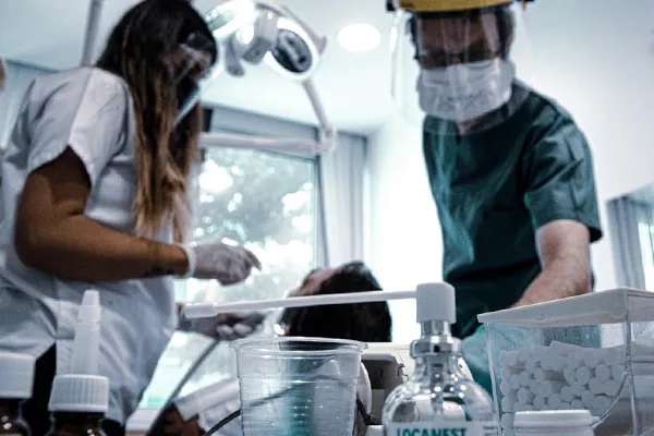 ضرس العقل المنحشر في مؤخرة الفك وتقييمه في عيادة سيتي دنت بإسطنبول