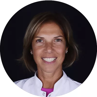 الدكتورة أصلي يالتشينكايا (Dr. Aslı Yalçınkaya) — طبيبة تجميل أسنان أولى في إسطنبول