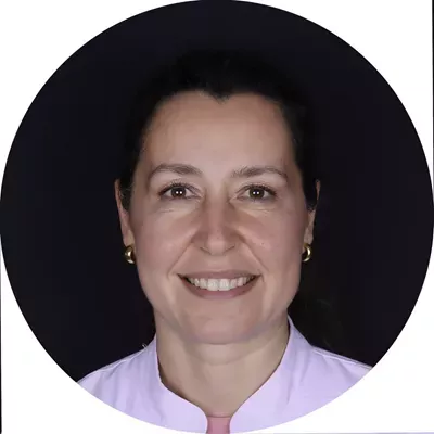 الدكتورة بيرنا دينتشر كيربييك (Dr. Berna Dinçer Kırbıyık) — أخصّائية تقويم في إسطنبول