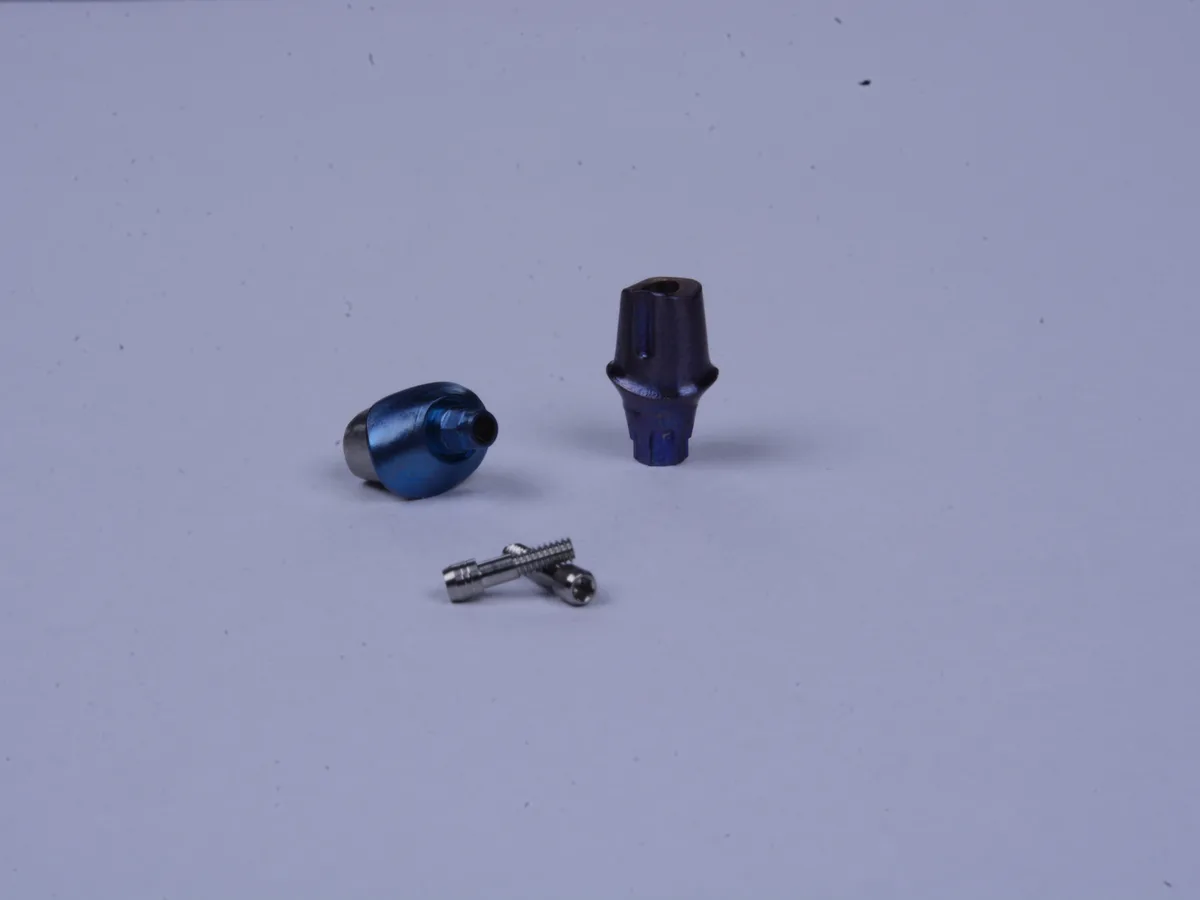 Ma&szlig;gefertigtes Implantat-Abutment aus der CAD-Fertigung bei CityDent in Istanbul