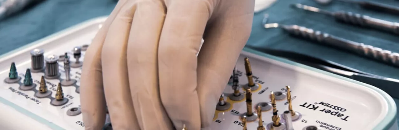 Guida ai fattori che determinano il costo degli impianti dentali presso la clinica CityDent a Istanbul