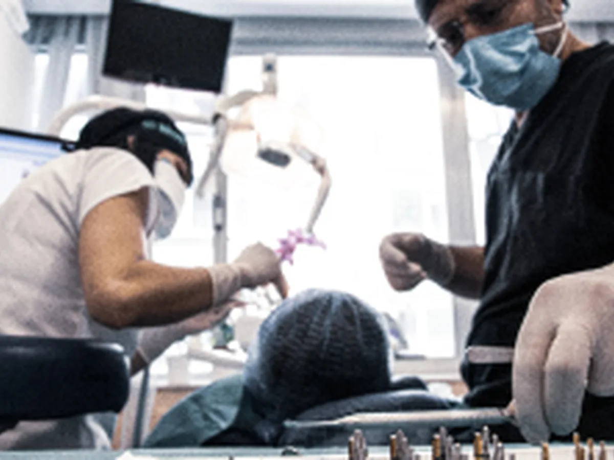 Pianificazione del trattamento con impianto dentale per paziente diabetico presso la clinica CityDent a Istanbul