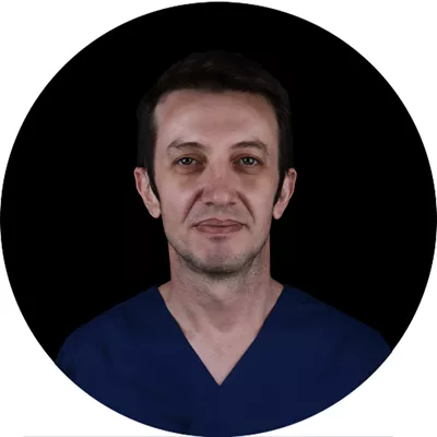 الدكتور إمره كوتشدور (Dr. Emrah Koçdur) — طبيب ترميم ولبّ أوّل في إسطنبول