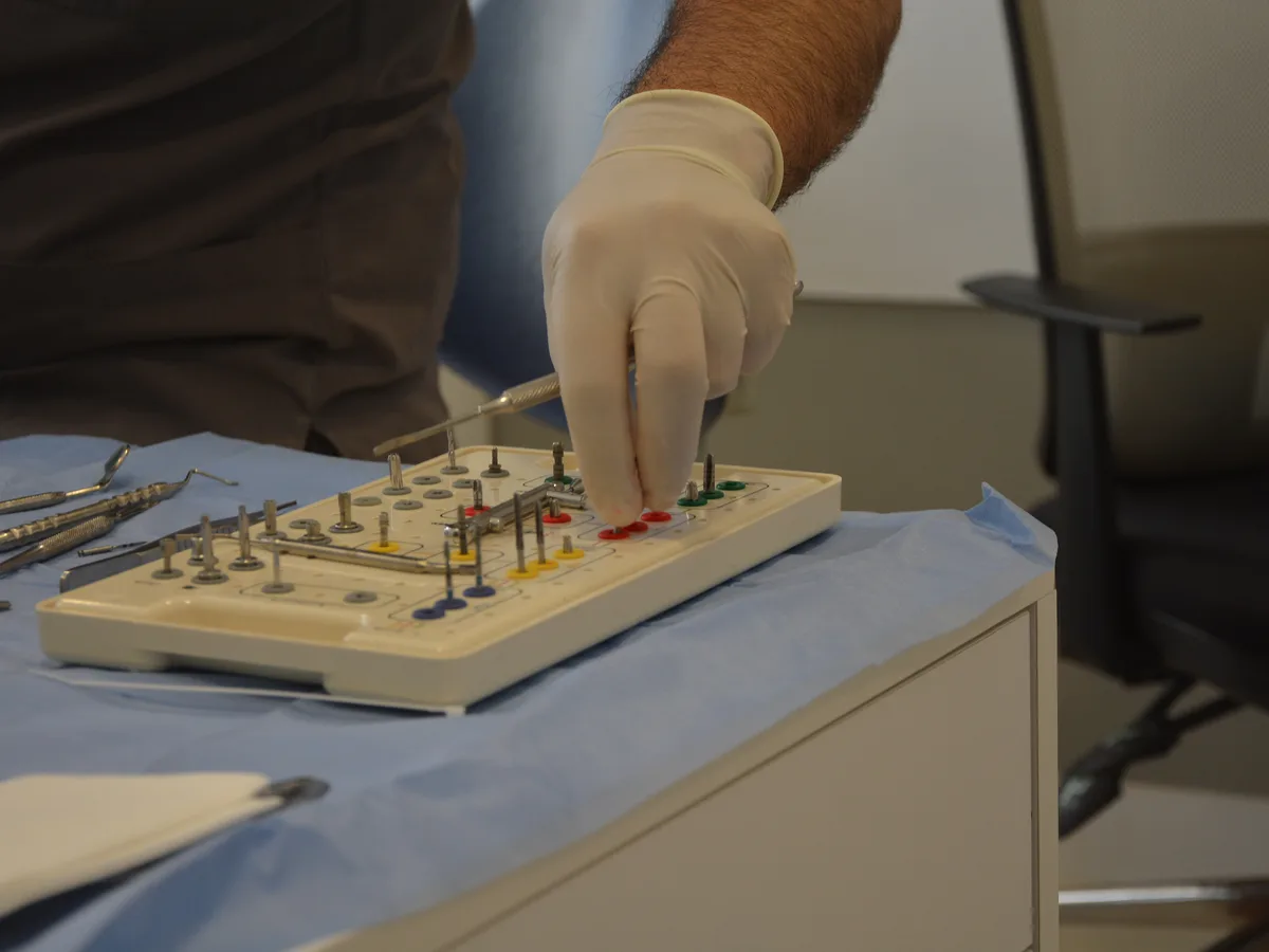 Fasi del posizionamento dell'impianto guidato in una clinica di Istanbul
