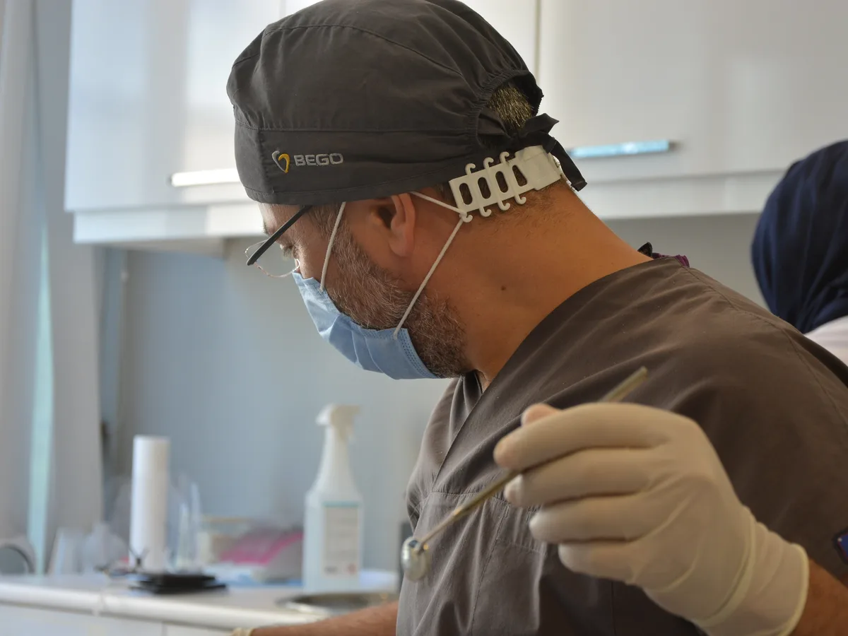 Behandlung mit einem kieferorthop&auml;dischen Mini-Implantat bei CityDent Istanbul