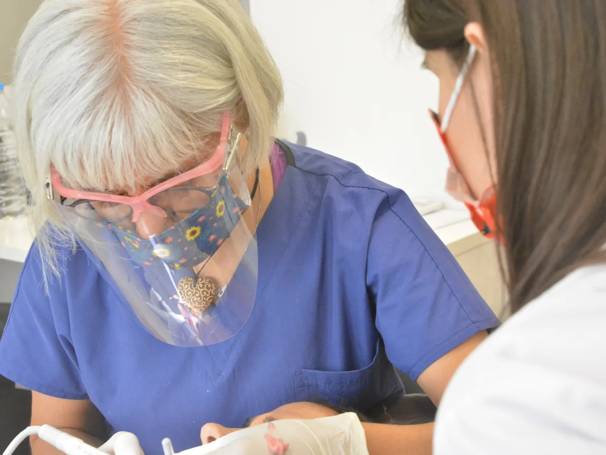 Paziente che discute con il dentista il dolore dopo otturazione a Istanbul