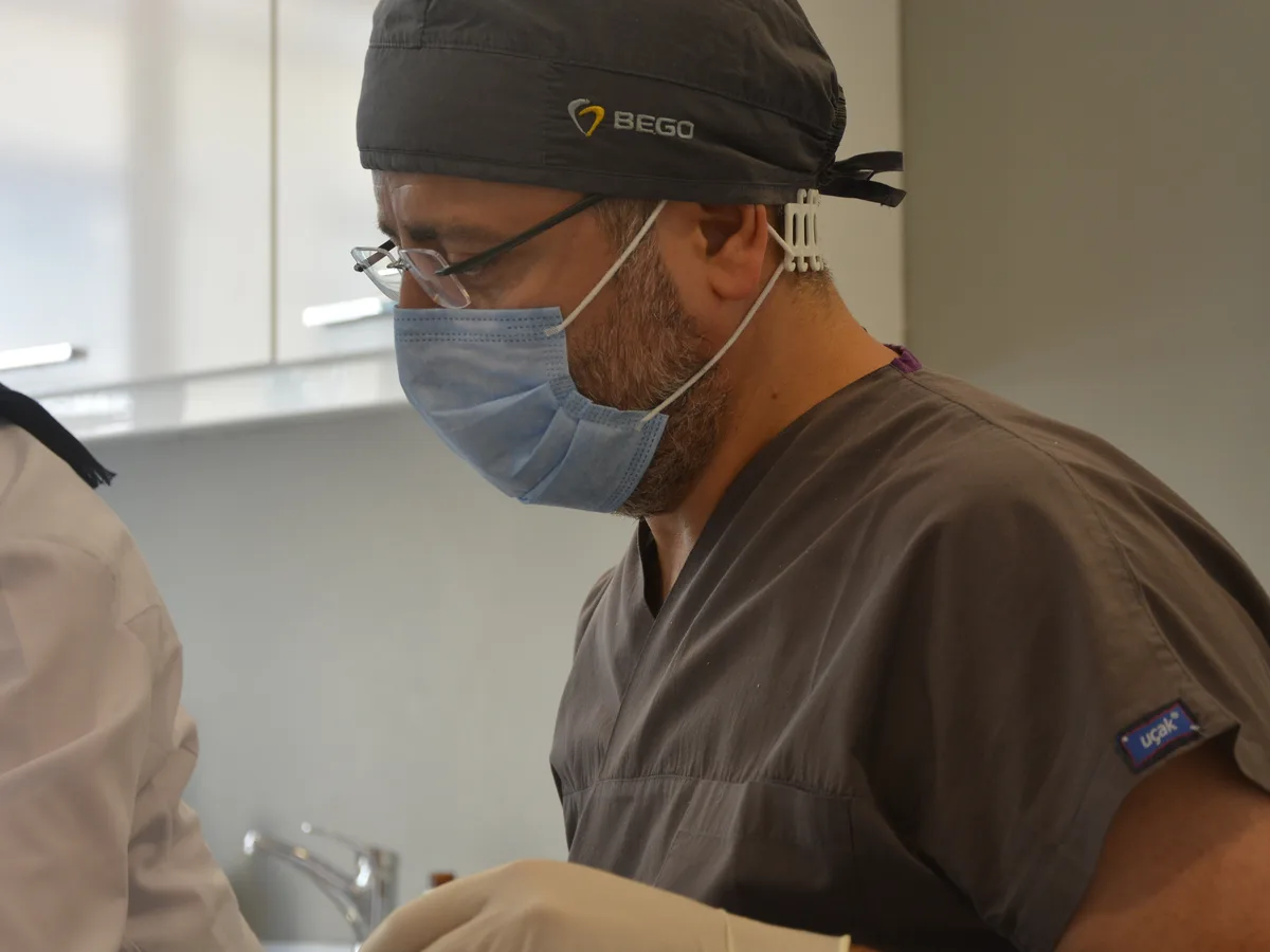 Darstellung, wie Rauchen die Einheilung und Osseointegration eines Zahnimplantats beeintr&auml;chtigt