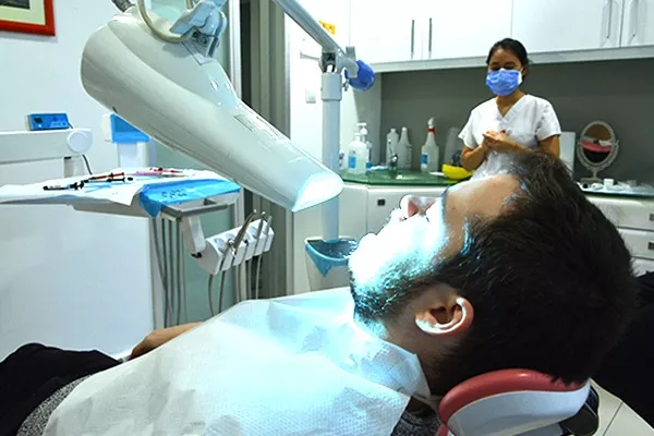 خطوات جلسة تبييض الأسنان في العيادة