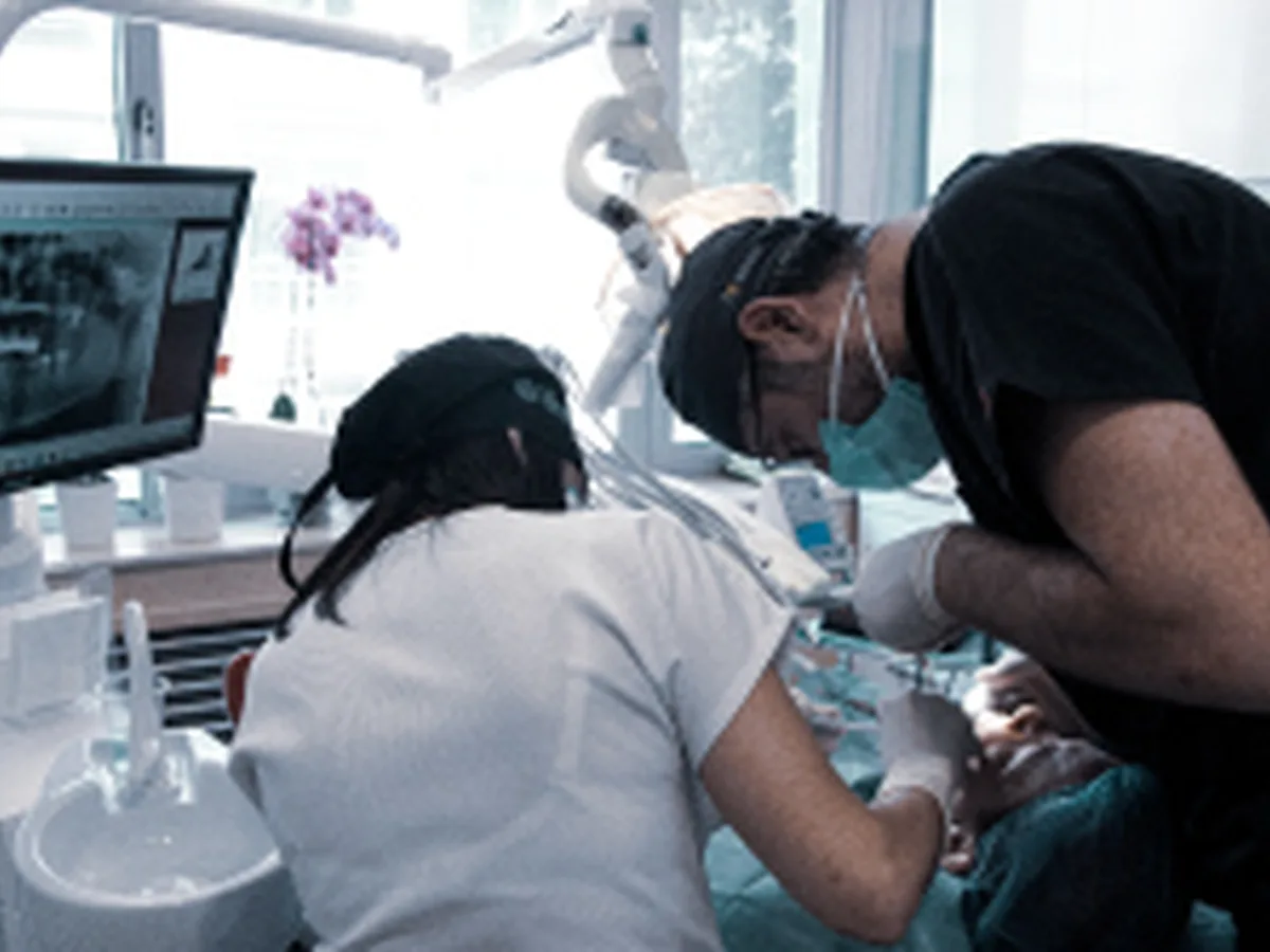 Étapes de la procédure d'extraction dentaire chez CityDent Istanbul