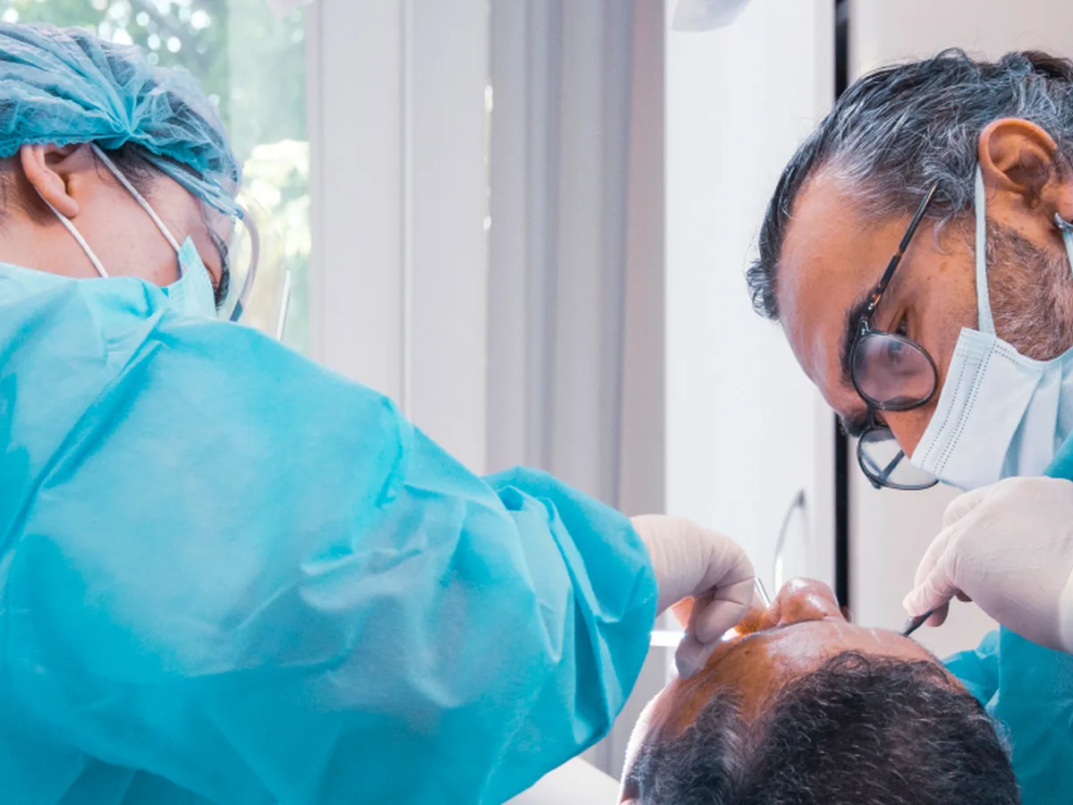 Soins de récupération après une extraction dentaire chez CityDent Istanbul