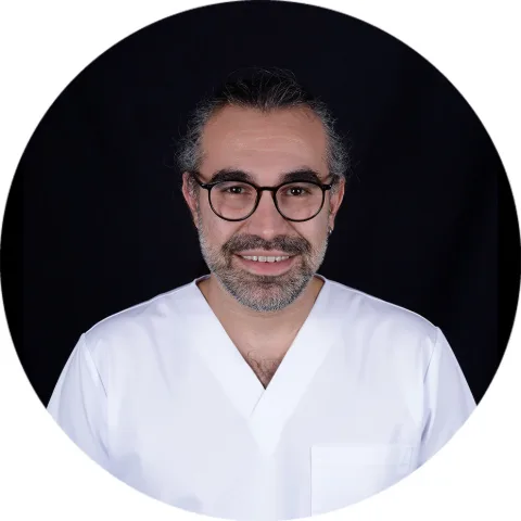 Dt. Berkay Sakin — dentista implantologo esperto a Istanbul
