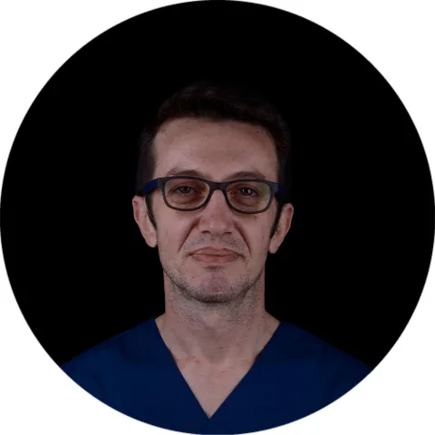 Dr. Emrah Koçdur — dentista restaurativo ed endodontista senior a Istanbul
